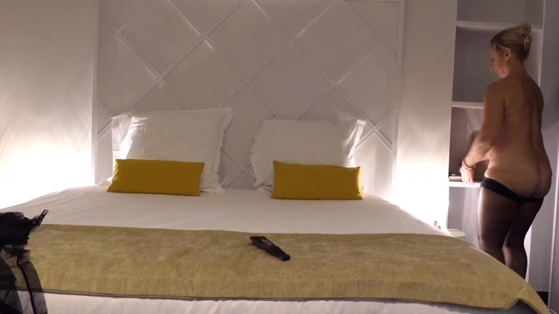 Selena701: 금발의 성숙한 아내가 피곤해도 섹스를 즐긴다