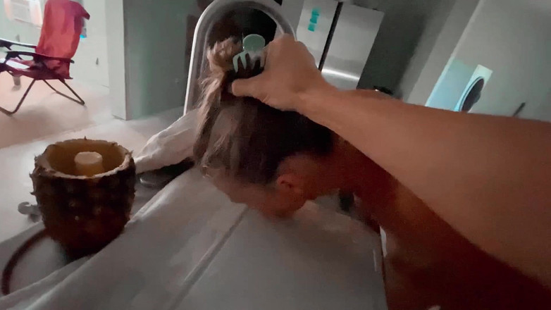 Farmers Wifey: Piss-königin flacht seinen Urin von der küchentheke