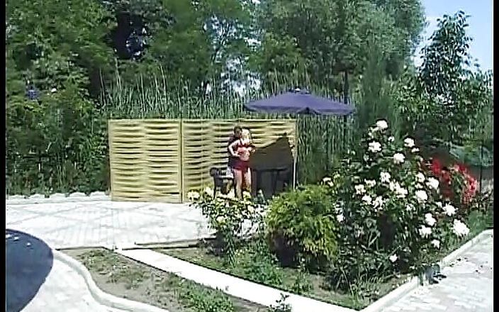 German amateur couples: 来自德国的圆屁股女郎取悦她的邻居