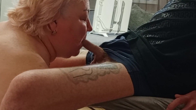 Zona901: Une petite amie taille une pipe profonde et se fait...