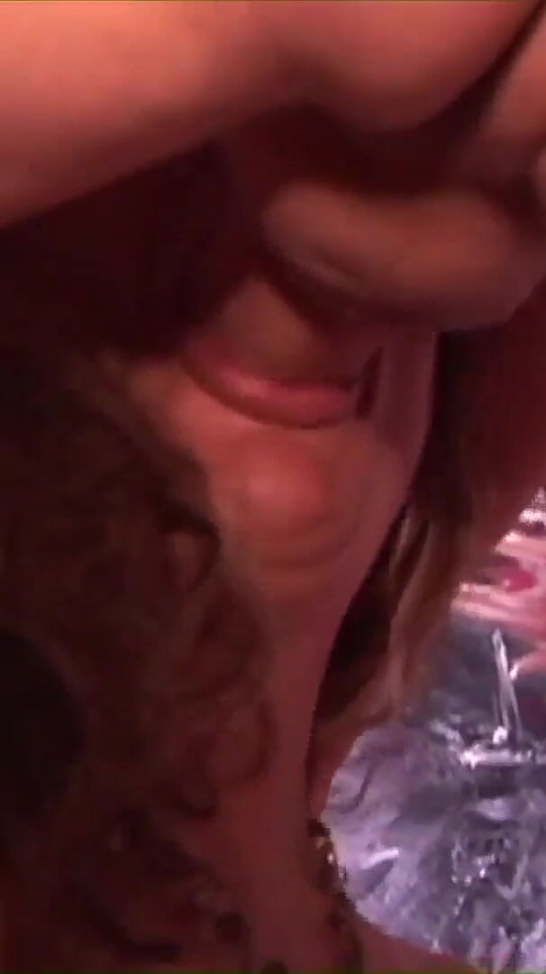Milf taboo: 熟女Kelly leigh一个无毛的婊子喜欢在她的阴户里被鸡巴操并给口交