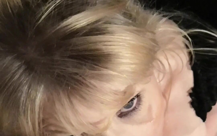 Milf-T: Loira britânica sexy quer seu esperma na garganta