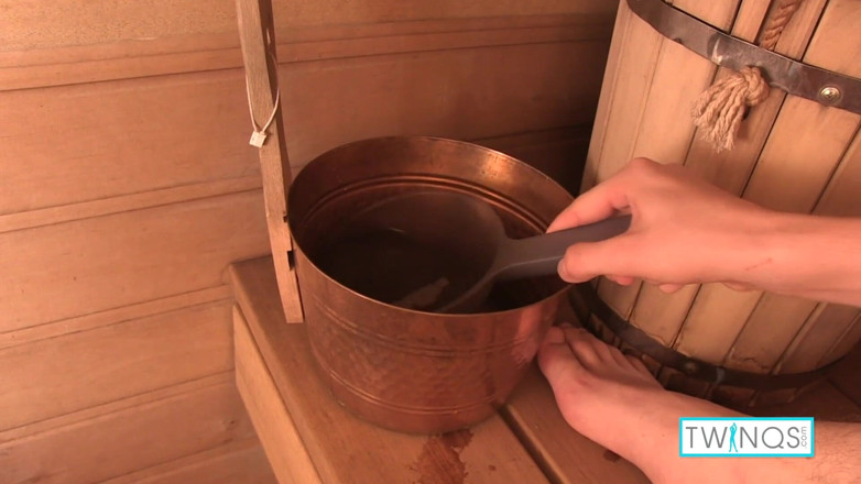 Twin Qs: Horny twink Aaron fingers his puckered fuckhole in a sauna!