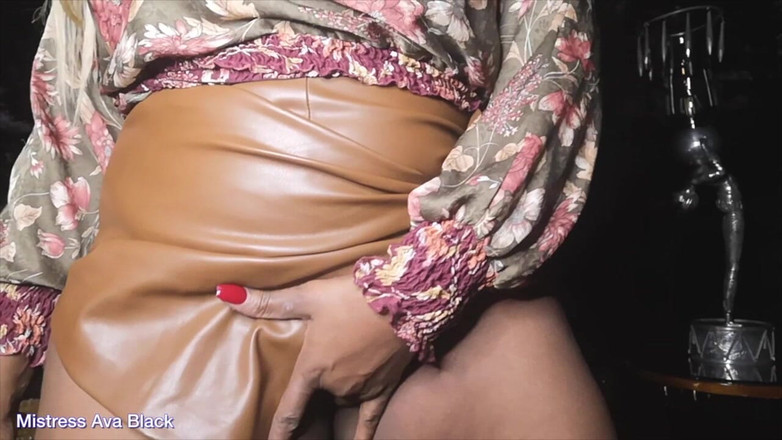 Mistress Ava Black: Virgin Bois需要熟女