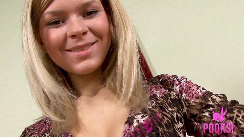 Pooksi: College hottie Elizabeth rubs her horny cunt and soft boobs!