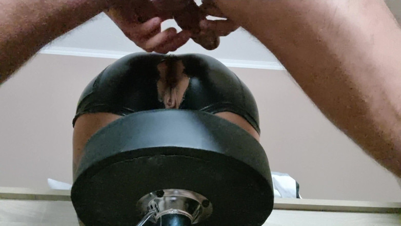 Shiny leather assfuck: Neukte haar in strakke leren hotpants