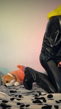 Latexová dronová plynová maska, ponožky fetiš a vášnivá hra na přepnutí