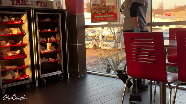 SlipCouple: Nadržená dívka si hraje s ptákem v restauraci rychlého občerstvení -...