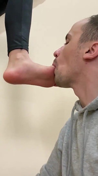 Nožní otrok se střídá ve službě nohám dvou mladých milenek - dvojitá dominance nohou