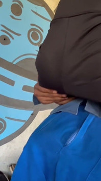 작품 1부에서 남편의 재능 있는 친구에게 그것을 건네는 모습