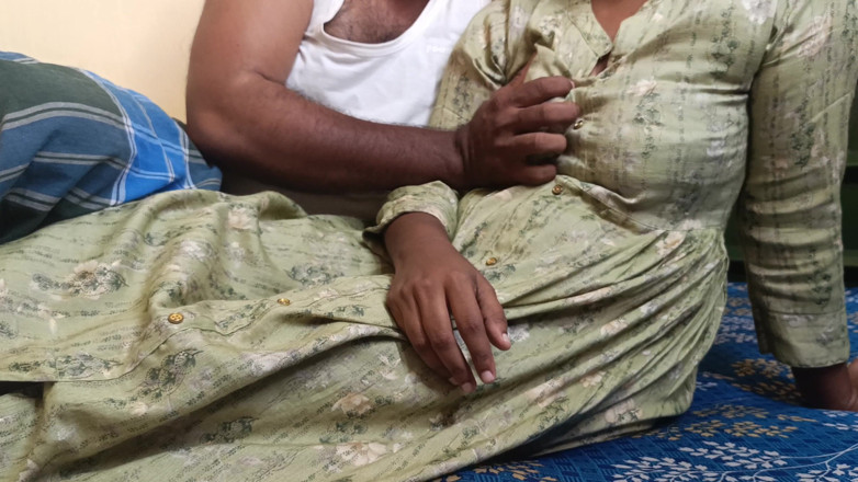 Apple baby: La casalinga ha condiviso il letto con i vicini uomini...