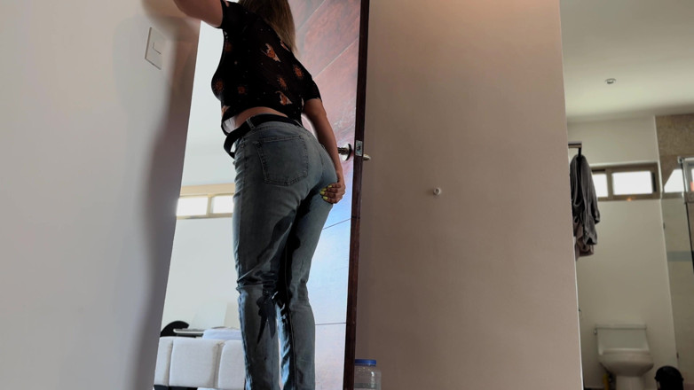 Mrs Peachesxx: Peeing in Jeans in Front of You