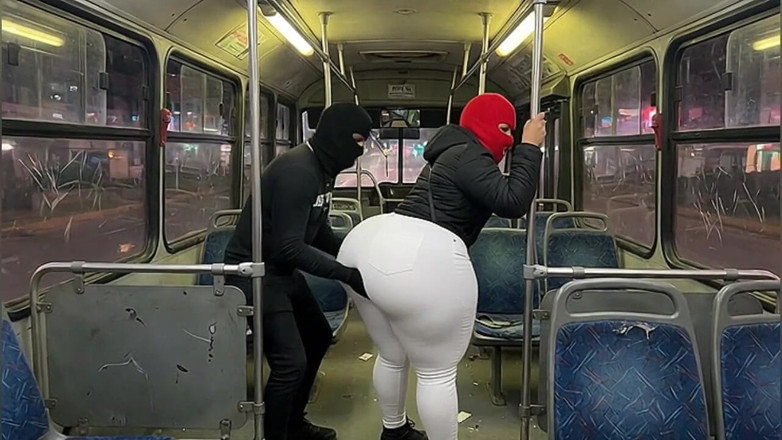 Animate golden: Latina s velkým zadkem v těsných bílých kalhotách v autobuse...