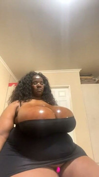Negresă mare și frumoasă care își expune curbele sexy