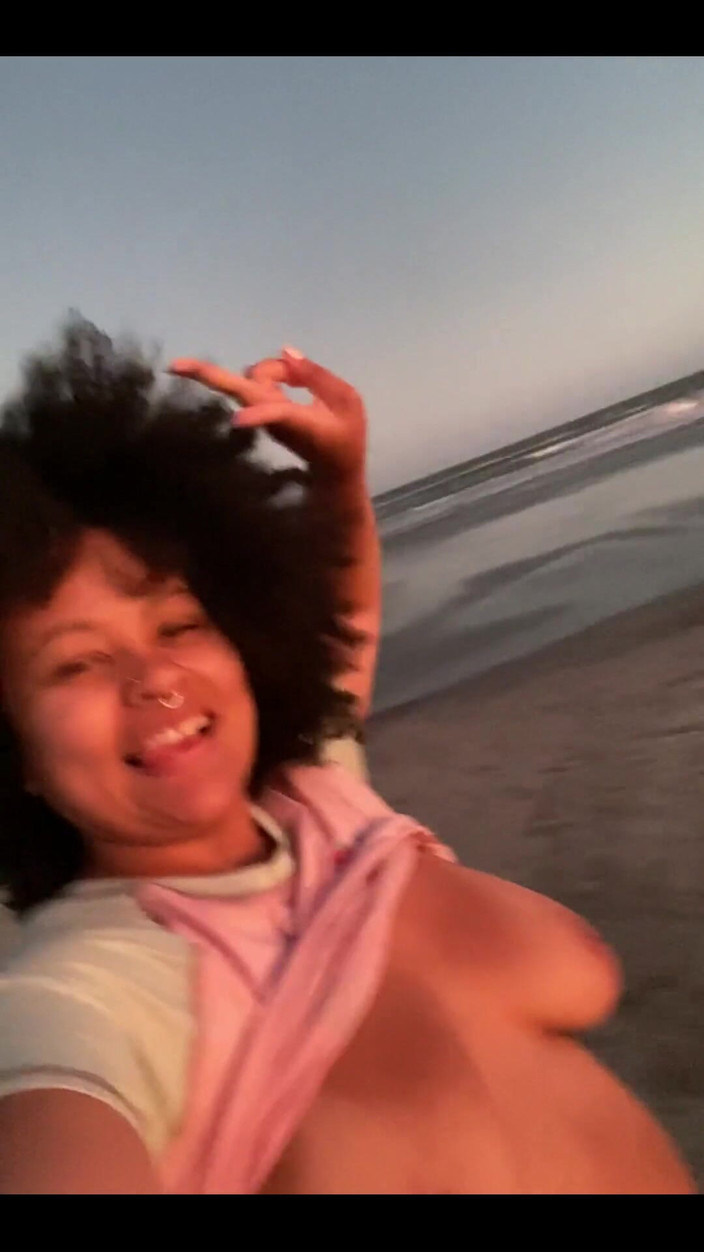 Cutiepiie Chubby: 내 가슴을 보여주는 브래지어없이 해변과 나를 선셋