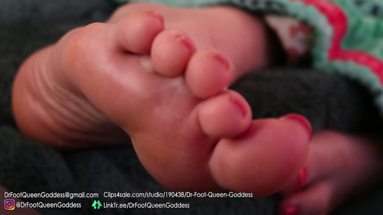 Dr. Foot Queen Goddess: Tălpi relaxante pe canapea, partea 2