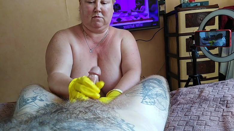 Zona901: Chica gorda masturba mi polla con guantes y con aceite 1