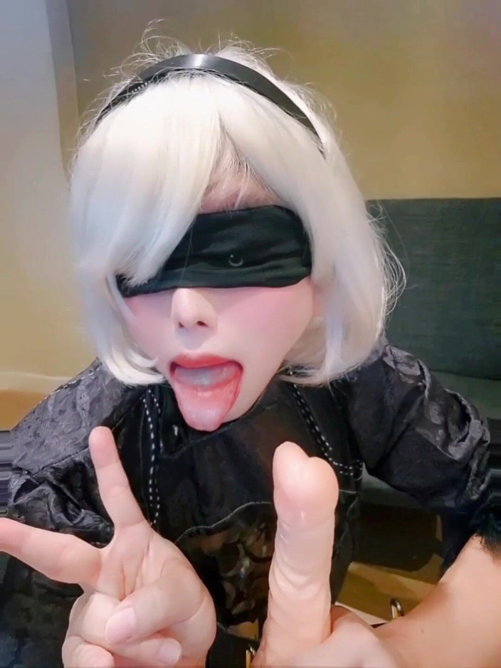 Harinni: 2b Cosplayer Stimulates Her Fat Cock While Deepthroats Too Deeply...