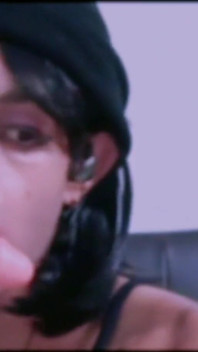 Goth Tranny Saje couru Ombunny miluje péro v krku tolik Její oči se stále valí