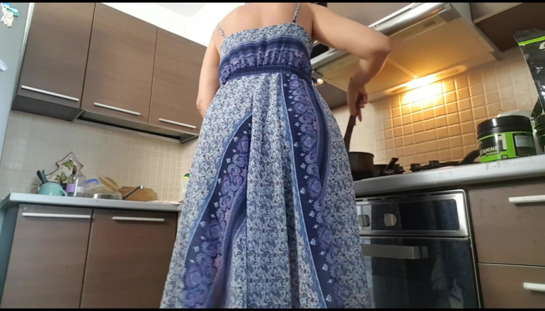 Erotic Tanya: Kız arkadaş yemek yapıyor ve osuruyor - kamerada yakalandı