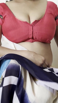 Bhabhi gioco di ruolo in camicetta desi pissing