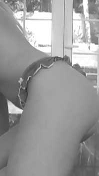 Esta hermosa perra rubia Karen disfrutó teniendo sexo con su amiga lesbiana en la cocina