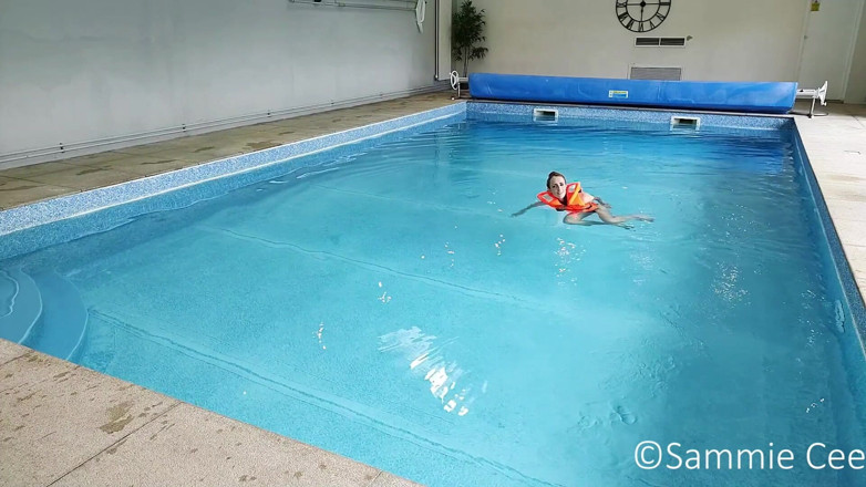 Sammie Cee: Rettungsjacke, badeanzug-pool-entspannung