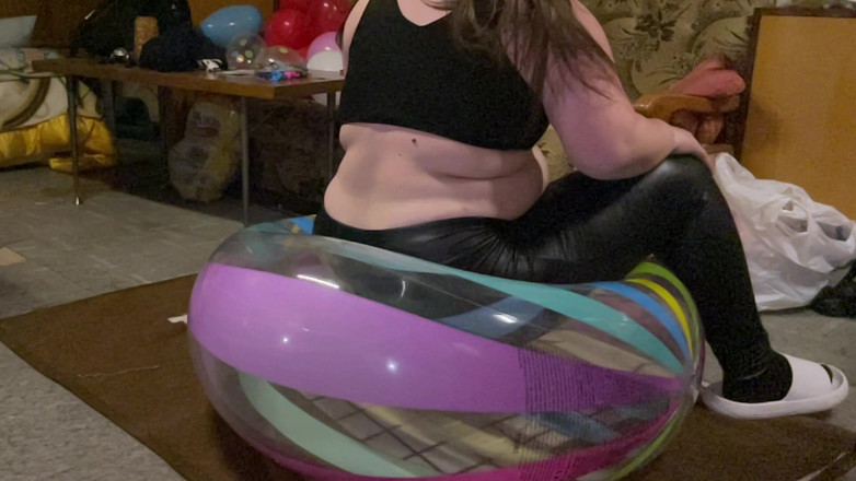 BeachBallsDuo: Weve a rupt o masă! 190 kg Cuplu vs 9 mari beachballs,...