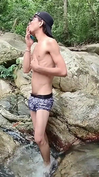 Meu amigo heterossexual me grava removendo meu leite na natureza