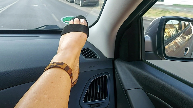 Step Mommy: Azgın olgun üvey anne arabada mastürbasyon yapıyor ve üvey oğlunu azdırıyor