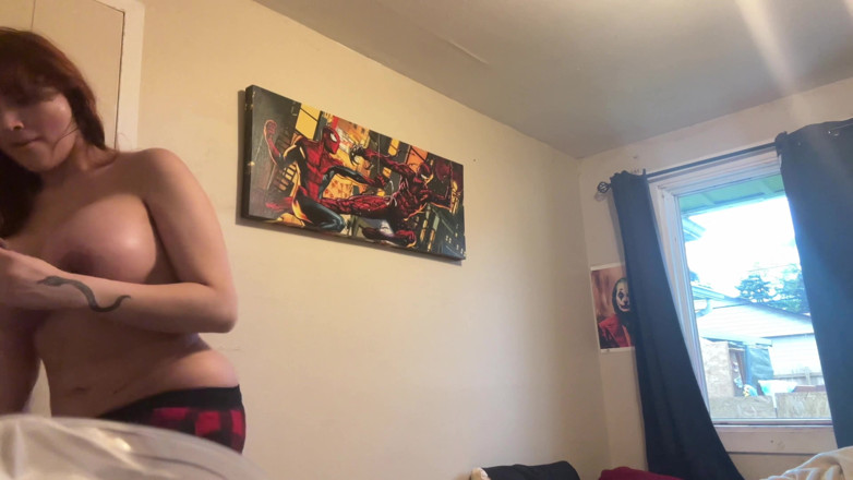 Jayla Cuateco: Trans meisje met xxxl borsten passen met beha's