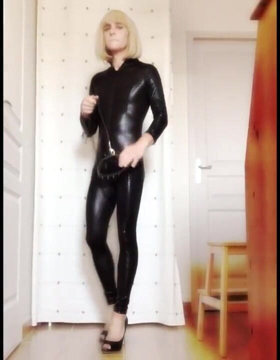 Faustine: Transvestã¤ntin Faustine, vinyl-catsuit mit halskette.