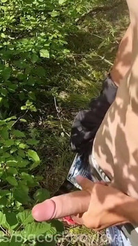 Un femboy au hasard me branle la bite et mange mon sperme dans un parc