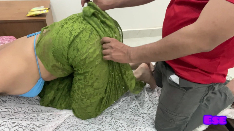 Sammy Sins: 德西阿姨首先从后面抽插鸡巴，然后在玩 holi 时被性交