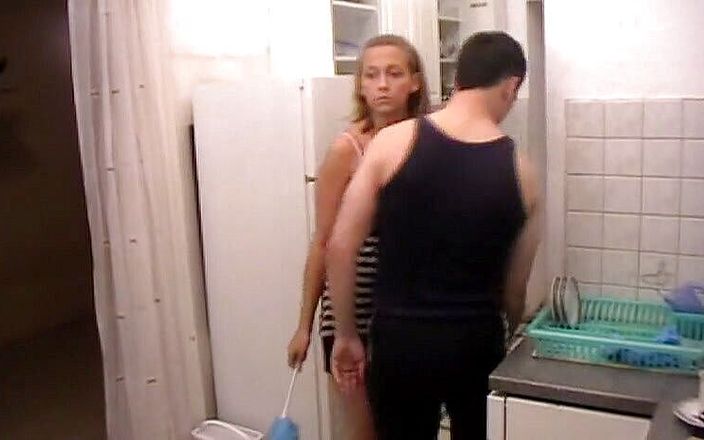 Femdom Austria: Pria malang harus bersihin dapur atas perintah majikannya