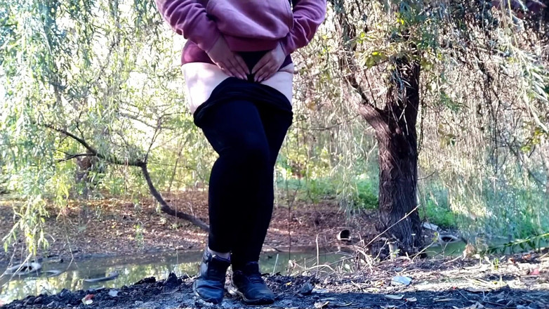 Elena: Kurvige MILF in leggings pisst im park