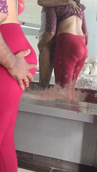Betrügende hausfrau genießt harte romantik