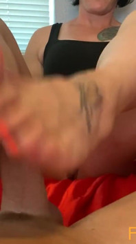 Pipe, footjob, branlette, éjaculation sur les dessous de pieds
