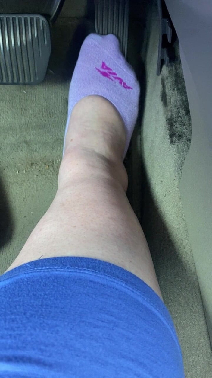 BellaBlast: Mengepam pedal dalam stoking berwarna putih