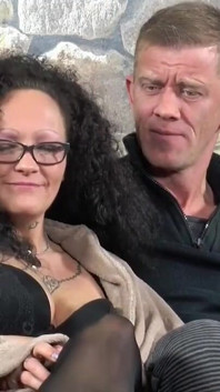Sexy encaracolada milf chupa e fode em pau enorme no sofá