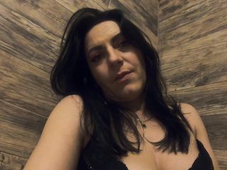 MILFy Calla: Une belle latina se masturbe en faisant pipi 153