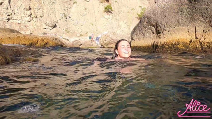 Alice KellyXXX: Seksowna brunetka namiętna palcowania cipki na świeżym powietrzu na morzu
