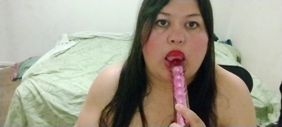 Bridivine: Bridivine büyük dildosunu emmeye takıntılı