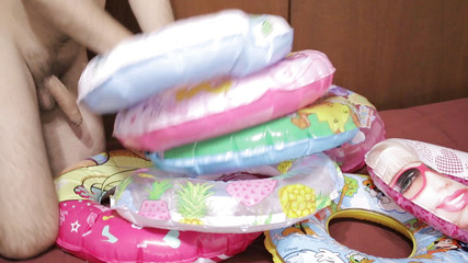 Inflatable Lovers: Spousta plavek