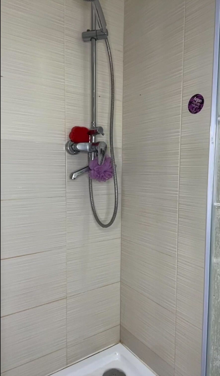 JuiceLussie: 素人女孩在淋浴时肛交如此激烈