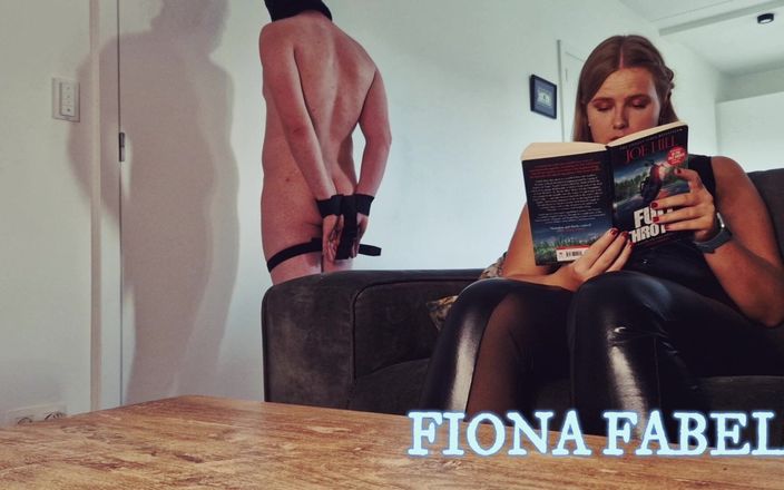 Fiona Fabel: Ponte de pie esclavo de atención