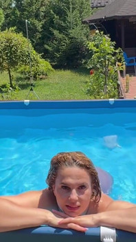 Dildo fuck e dildo boquete enquanto segura minha respiração debaixo d'água na piscina