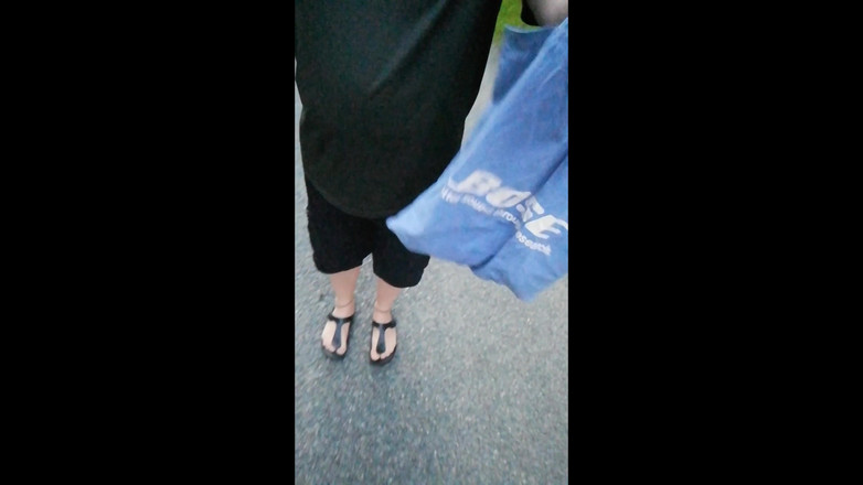 Carmen_Nylonjunge: 'S Ochtends eropuit met nylon voeten in Birkenstocks