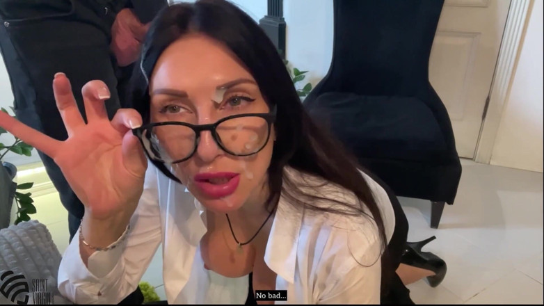 LizaVirgin: Milf caliente con gafas chupó al jefe