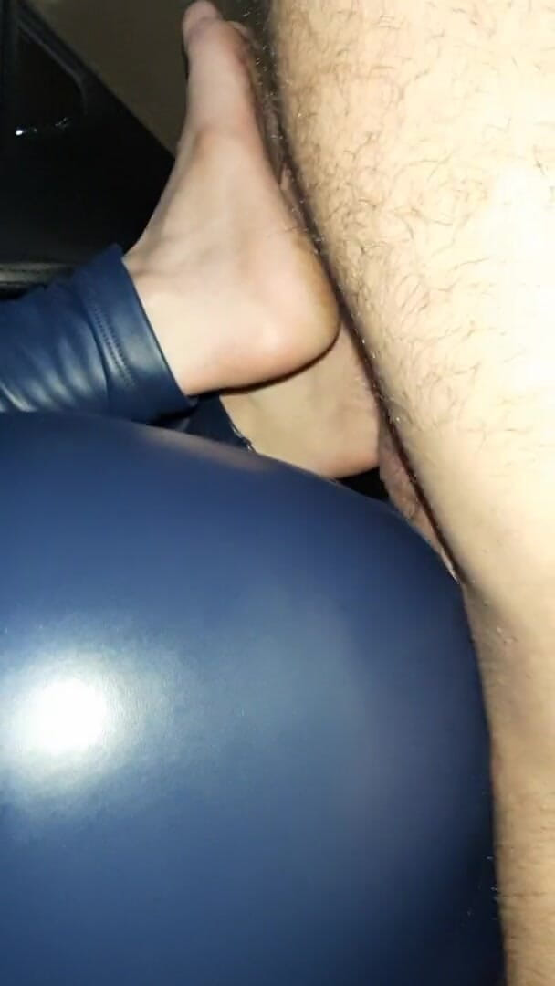 Shiny leather assfuck: Cur lucios futut în pantaloni albaștri din latex
